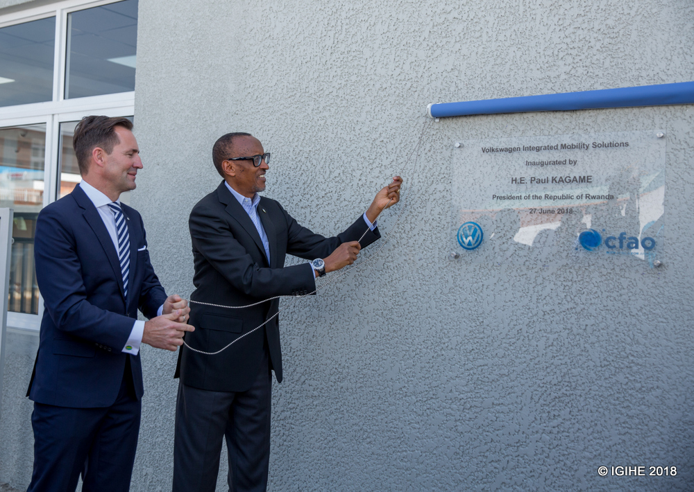 Kagame and Thomas Schäfer, Volkswagen South Africa Chief Executive Officer inaugurate the plant