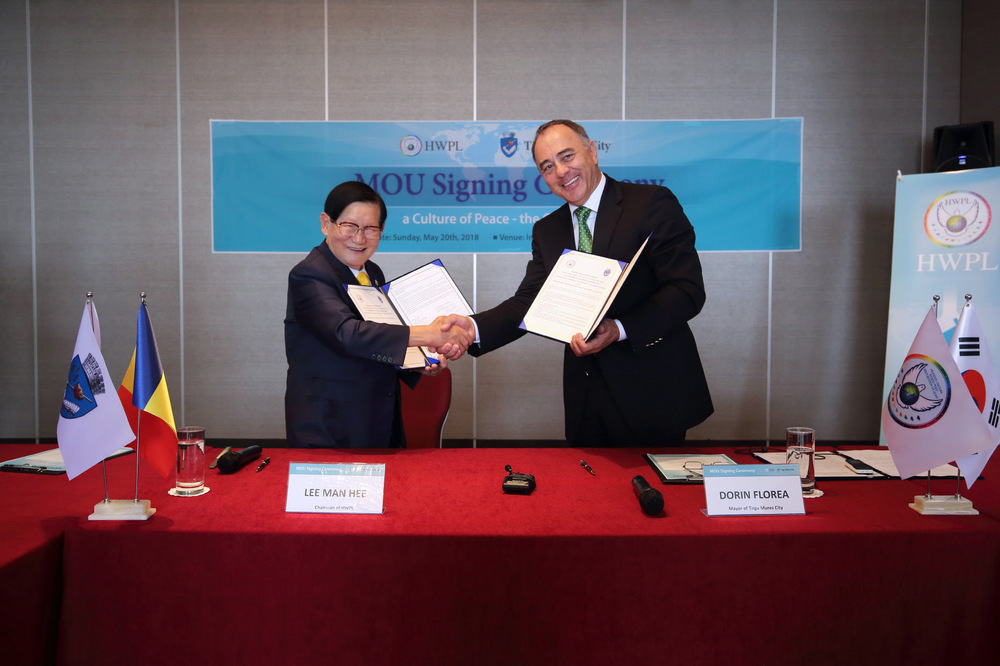 Chairman Lee of HWPL and the Mayor Mr. Dorin Florea of Tirgu Mures City signed a MOU for 'Peace Culture City Project'