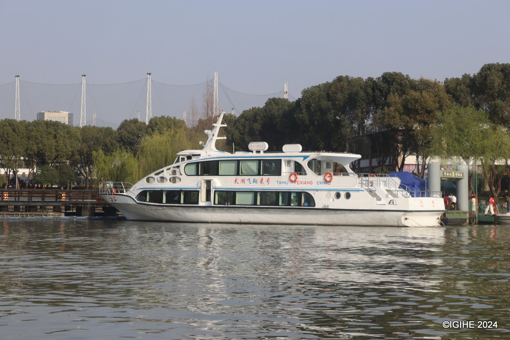 A boat carrying passengers on Lake Taihu.