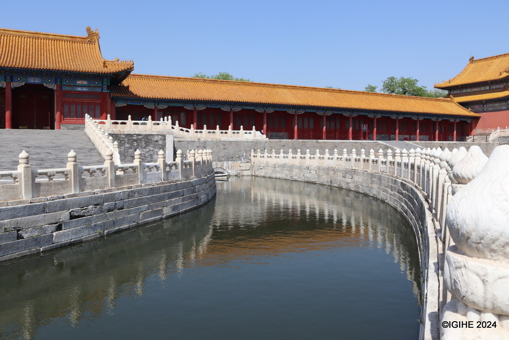 The Golden River, encircling the Forbidden City, spans 3.5 kilometers with a width of 52 meters and a depth of 4.1 meters.