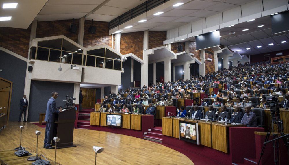 Kagame speaks to different leaders in parliament