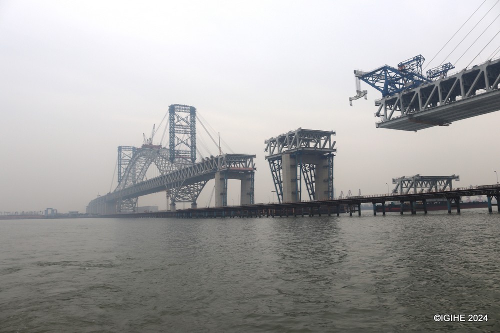 The construction of Changtai Yangtze River Bridge is overseen by China Communications Construction Company (CCCC).