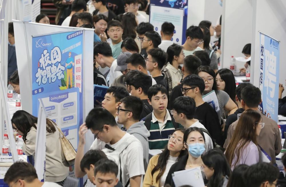 College graduates at a job fair in Shanghai University of Engineering Science in east China's Shanghai, Oct. 16, 2023. (Xinhua/Liu Ying)