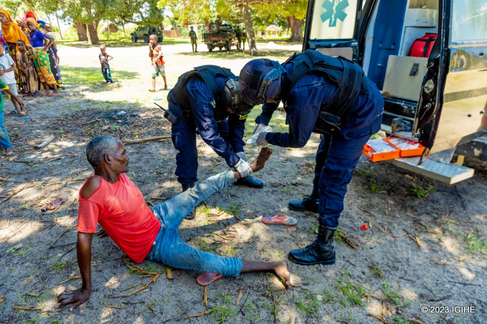 Rwandan troops attending to a patient in Cabo Delgado. 