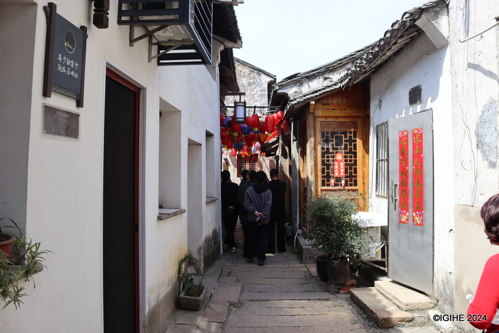 The ancient street is cradled between the serene beauty of Shushan to the east and the flowing grace of the Li River to the west.