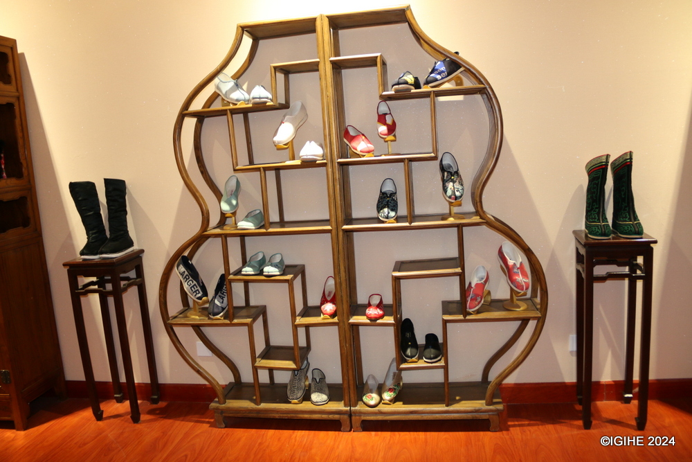 Considering the rich legacy of cloth shoe culture, Neiliansheng established a small museum on the third floor of its building on Qianmen Dashilar Commercial Street.