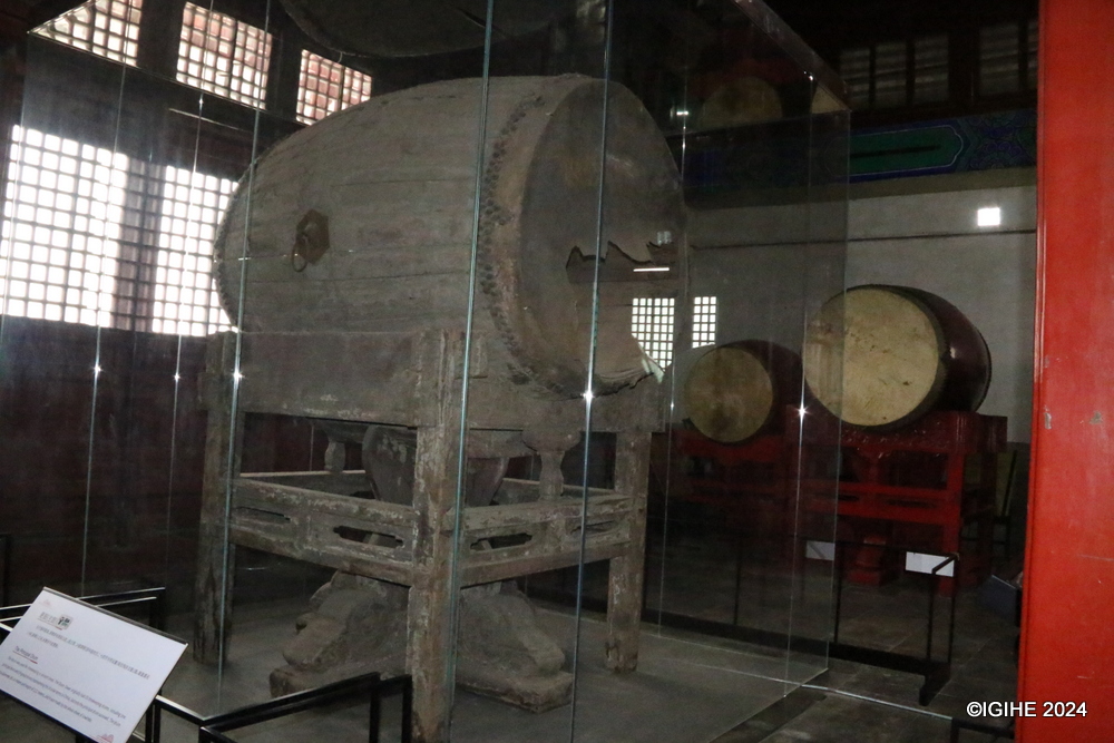 Historically, this tower contained one large drum and 24 smaller ones. Today, only the large drum remains.