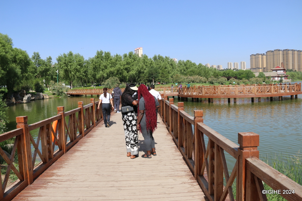 Yuxi Riverside Park draws locals and visitors alike with its picturesque landscapes and vibrant atmosphere.