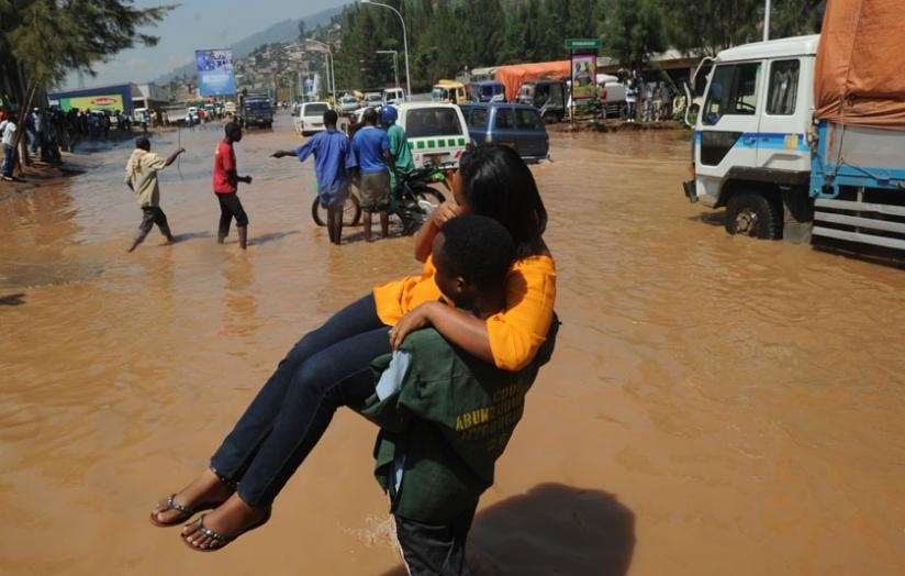 A woman carried to cross flooded Nyabugogo last years back, net photo
