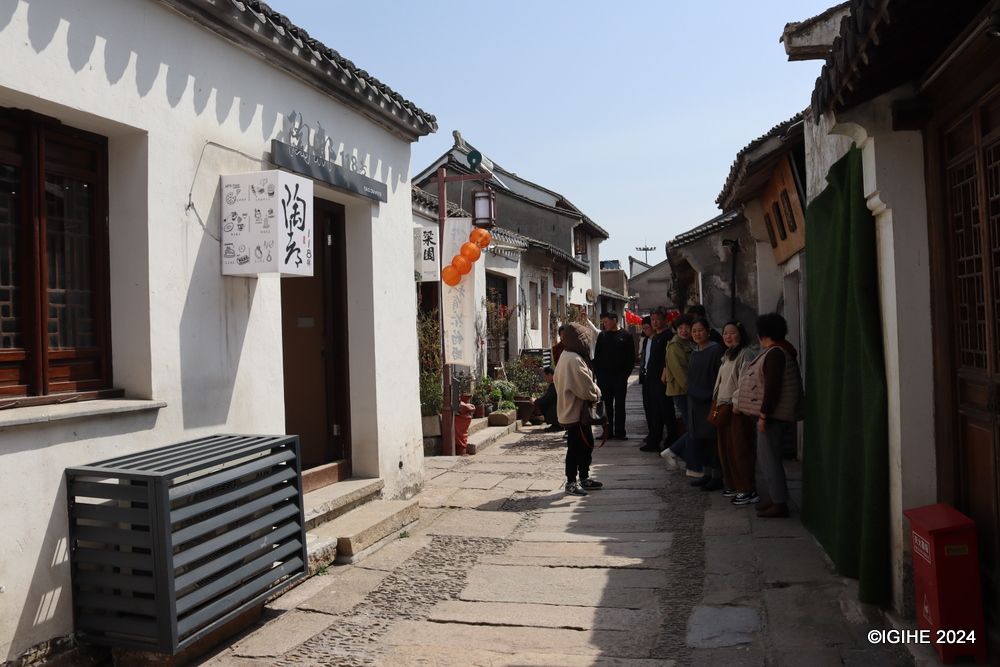 Positioned in Dingshu Town, Yixing City, Shushan Ancient South Street boasts a unique geographical allure.