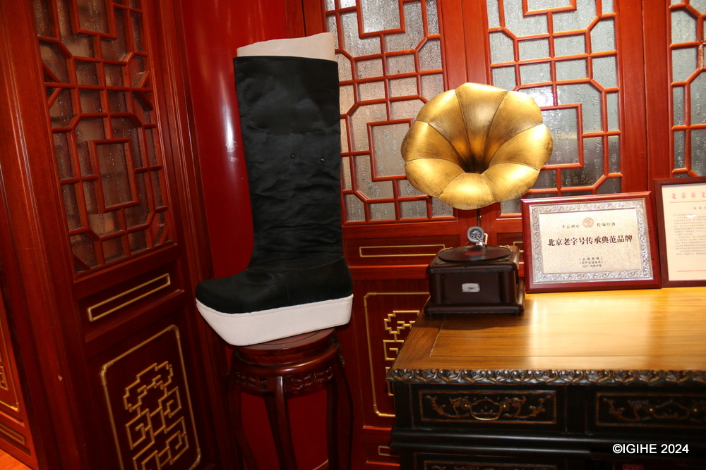 The legend of Neiliansheng's craftsmanship grew alongside its reputation, bolstered by endorsements from historical figures and modern leaders alike, from Mao Zedong to Zhou Enlai and Deng Xiaoping.
