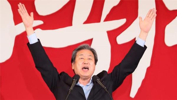 Kim Moo-sung, of the South Korean ruling Saenuri Party, leads in polling ahead of December 2017 presidential elections