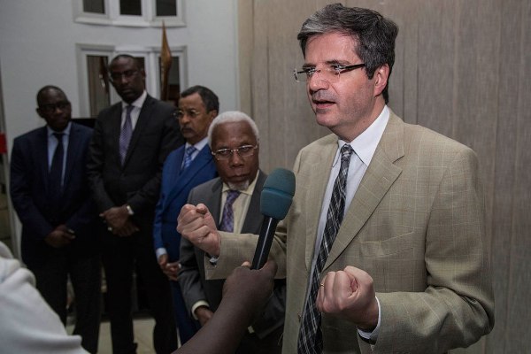 France’s Permanent Representative François Delattre speaks to the press in Bamako, Mali, during the Security Council’s visit to the country. 5 March, 2016.