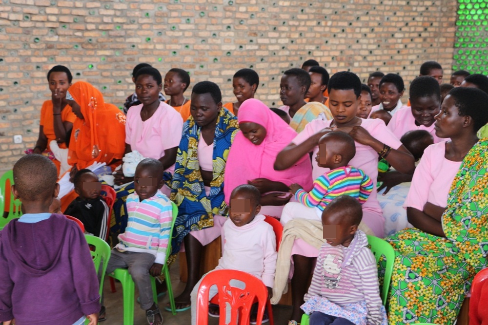 Kids and their inmates parents in Muhanga Prison