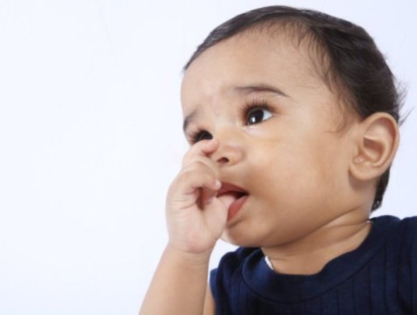Kids who are thumb-suckers or nail-biters are less likely to develop allergic sensitivities, new research has found.