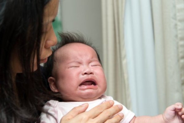 The crying of neonates exhibits characteristic melodic patterns influenced typically by their mothers' language.