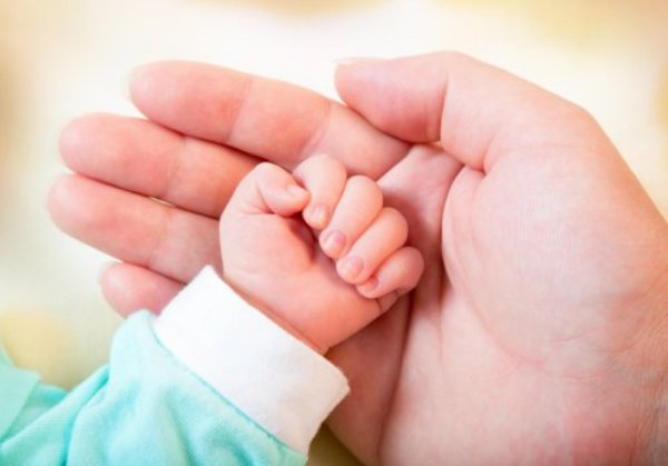 Umbilical cells from children of obese or overweight mothers show impaired expression of key genes regulating cell energy and metabolism, compared to similar cells from babies of non-obese mothers.