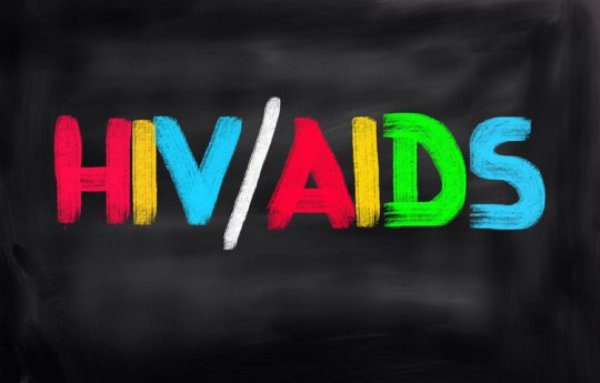 Children who are HIV-positive but remain free of AIDS are very rare. In the absence of antiretroviral therapy, over 99% of individuals infected with HIV go on to develop full-blown AIDS, and the condition evolves more rapidly in children than in adults. However, between 5 and 10% of perinatally infected HIV-positive children avoid this fate.