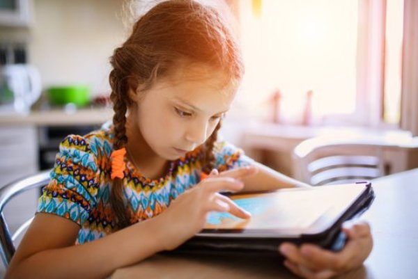 Parents not only need to pay attention to the amount of time children spend on digital media, but also how, when and where they use it, experts say.
