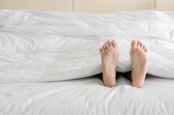 At night, early risers demonstrate a quicker reaction time when solving unusual attention-related tasks than night owls, but these early risers make more mistakes along the way.