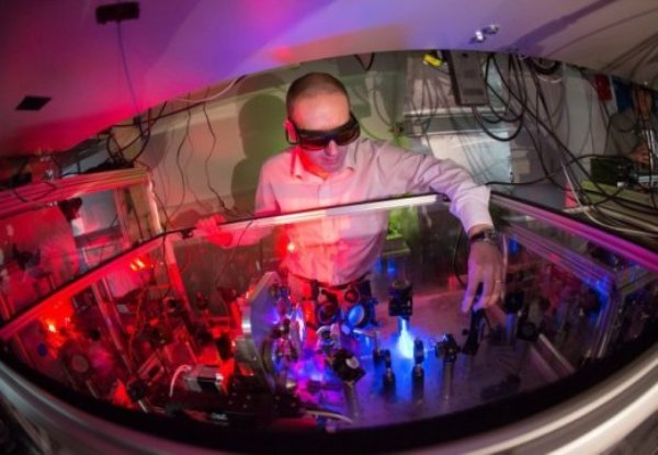 Dr Jasper van Thor working in the ultrafast spectroscopy laboratory.