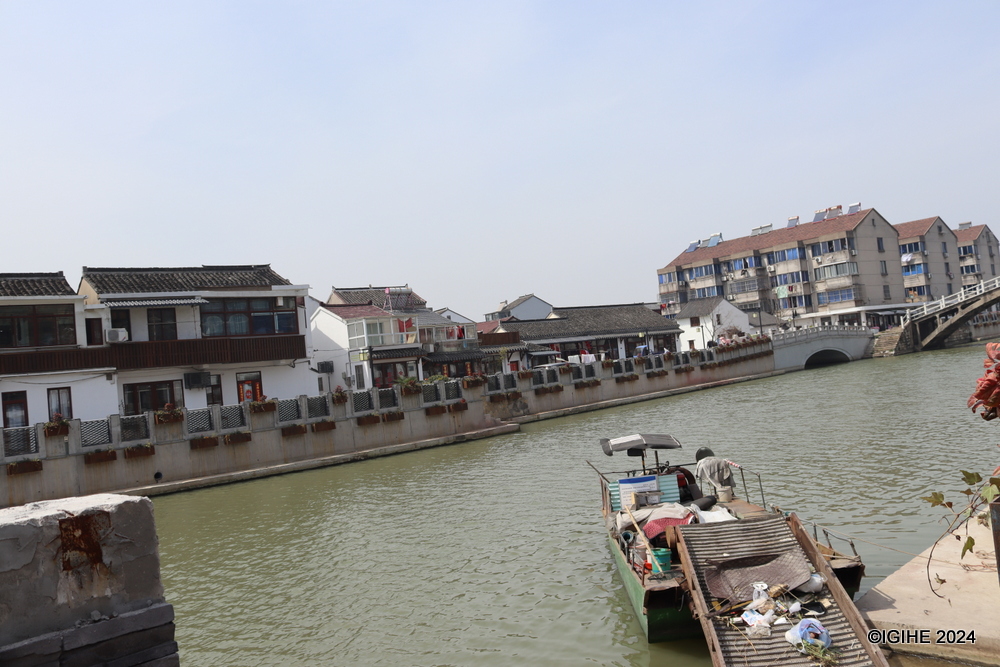 This photo shows Li River flowing by the edge of Shushan Ancient South Street.