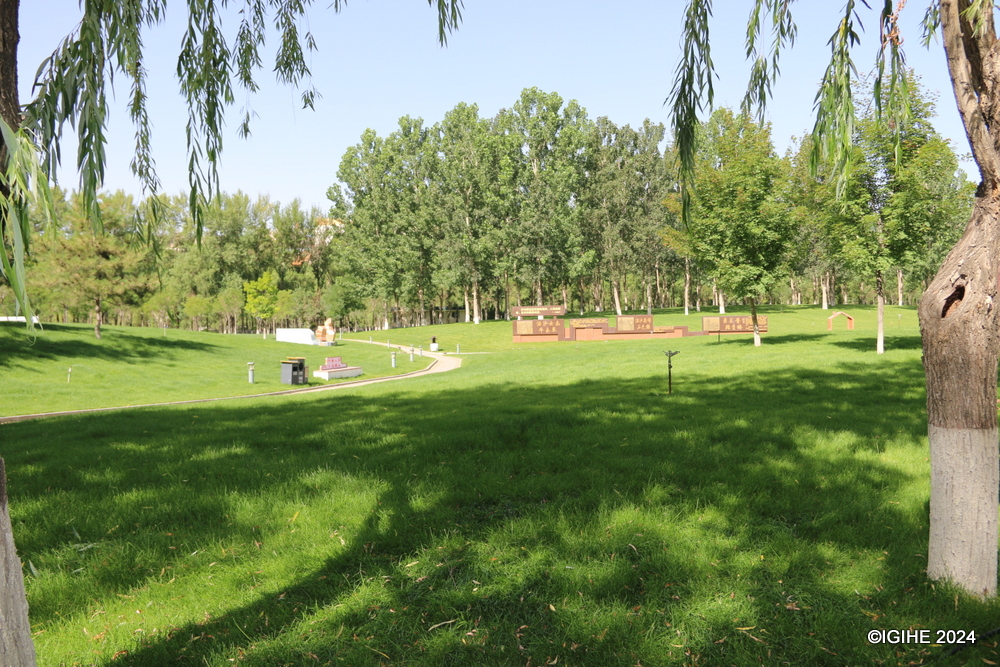 For those seeking activity and relaxation, the ecological sports leisure area offers sports facilities and walking trails amid the park's natural beauty.