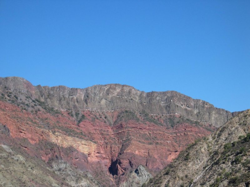 This is a view of a cliff near Tarabuco, in Bolivia. The sedimentary rocks of the Triassic are red whereas the grey rocks at the top of the cliff reveal the sill.
