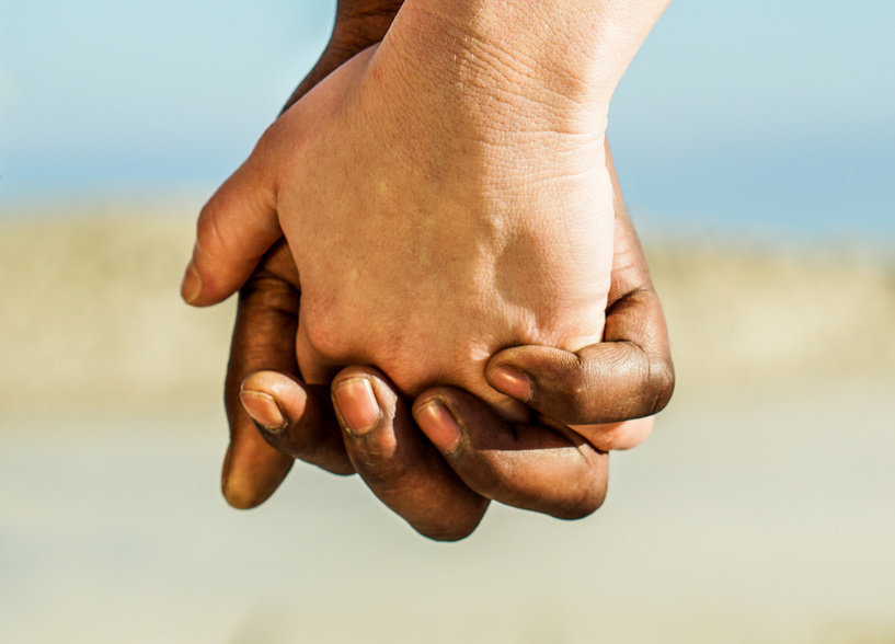 This is the first to explore interpersonal synchronization in the context of pain and touch.