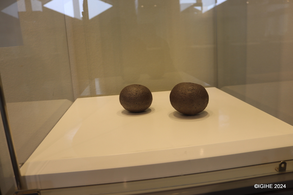 Raw materials used to make ceramic pots are also exhibited at the center.