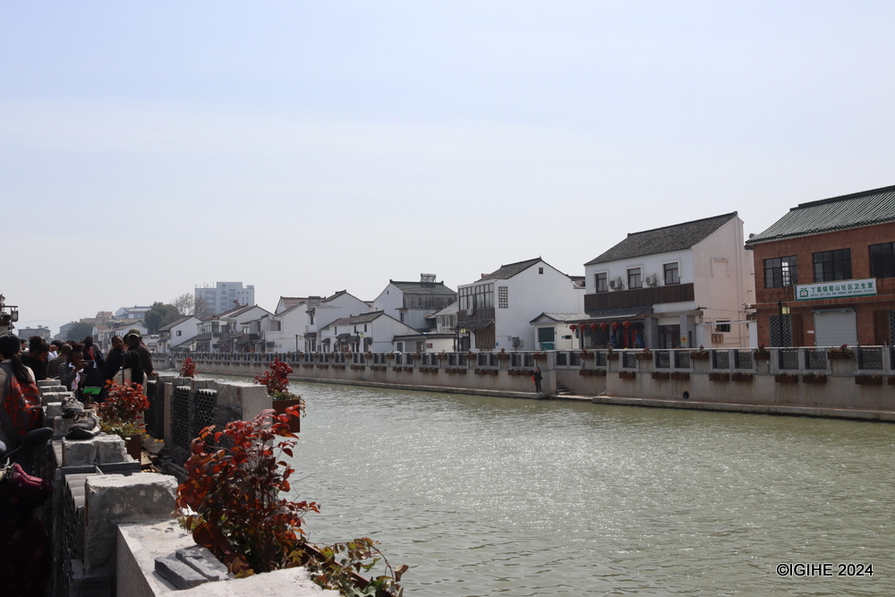 Li River's water is used to make pots.