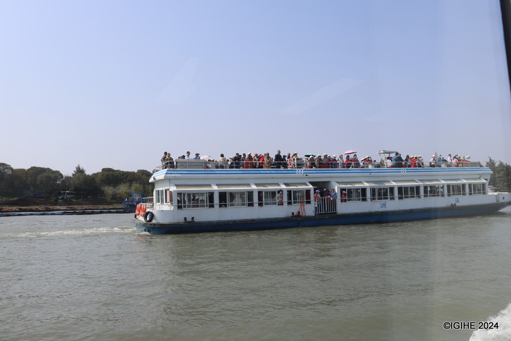 A boat carrying passengers on Lake Taihu.