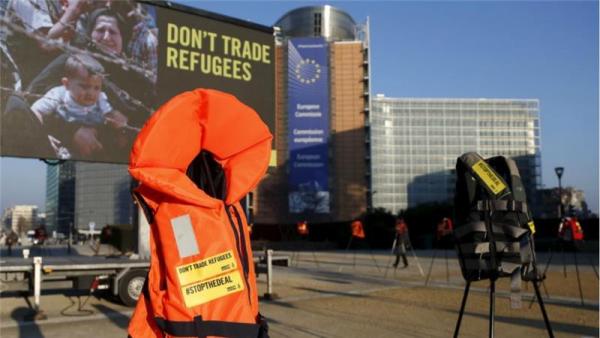 Amnesty International planted a large screen in the middle of Brussels' European quarter proclaiming "Don't trade refugees"