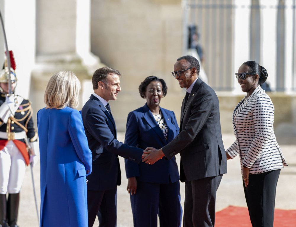 President Kagame exchanging greetings with Macron upon arrival in Paris.  