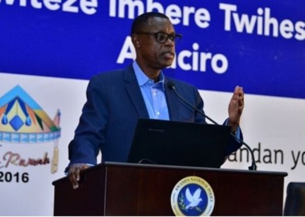 The Minister of Defense, Gen James Kabarebe