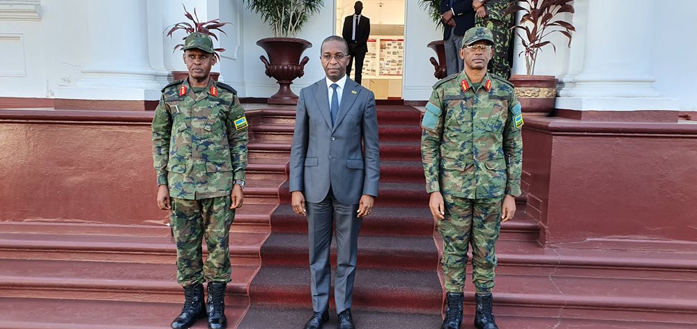 The incoming Rwandan Security Forces Joint Task Force Commander (JTF) in Mozambique, Maj Gen Eugene Nkubito (left) along with the outgoing JTF Commander, Maj Gen Innocent Kabandana (right) with Mozambique Defence Minister (in the middle).