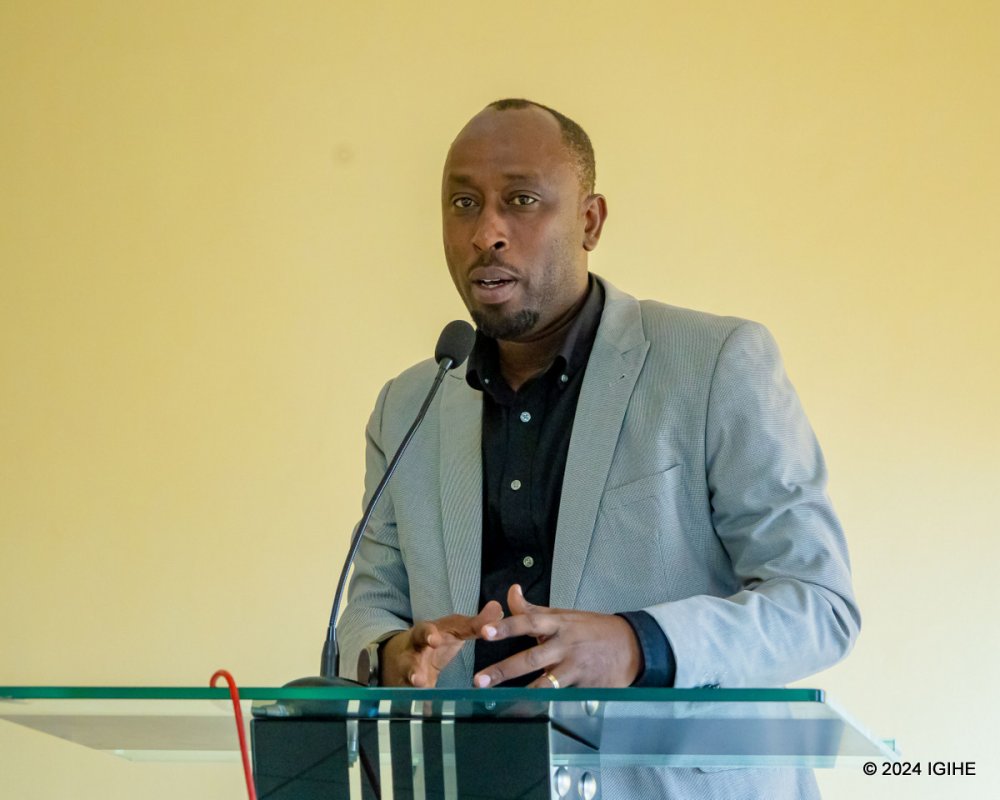Bernard Bayasese, Executive Administrator of Gasabo District, praised the Rotary Club’s generosity. 