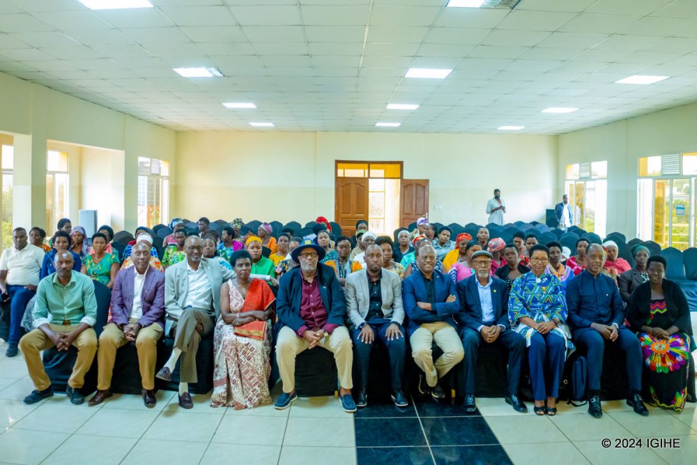Participants of the event in a group photo. 