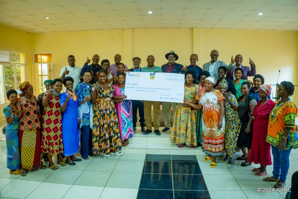 Rotary Club Kigali Seniors handed over the Frw2.8 million donation to support the women’s development efforts on Wednesday, October 9, 2024.