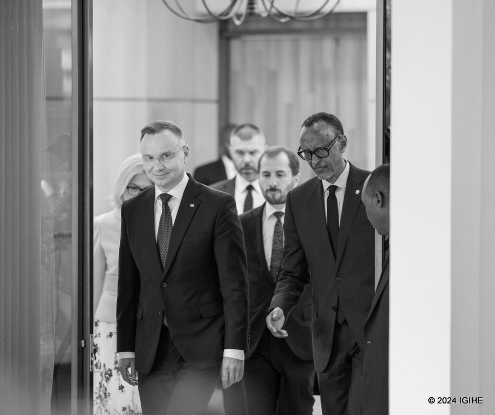 Both leaders exiting the room in which the held closed-door meeting.