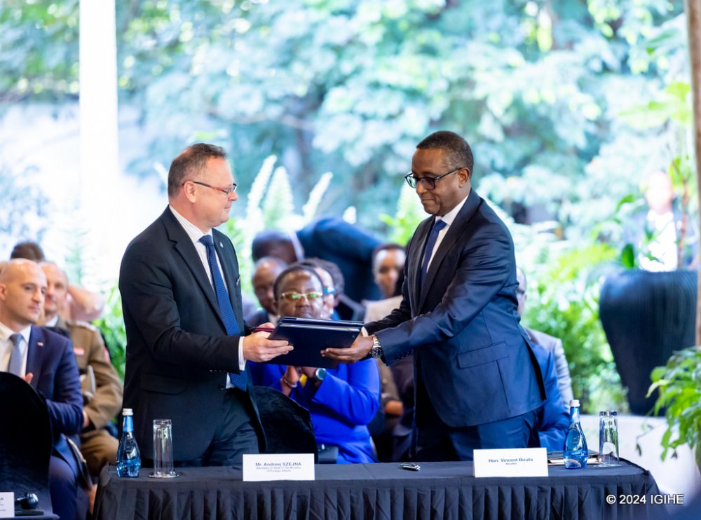 The Minister of Foreign Affairs Vincent Biruta and Andrzej Szejna, Polish Secretary of State in the Ministry of Foreign Affairs exchanging documents after signing the agreement.