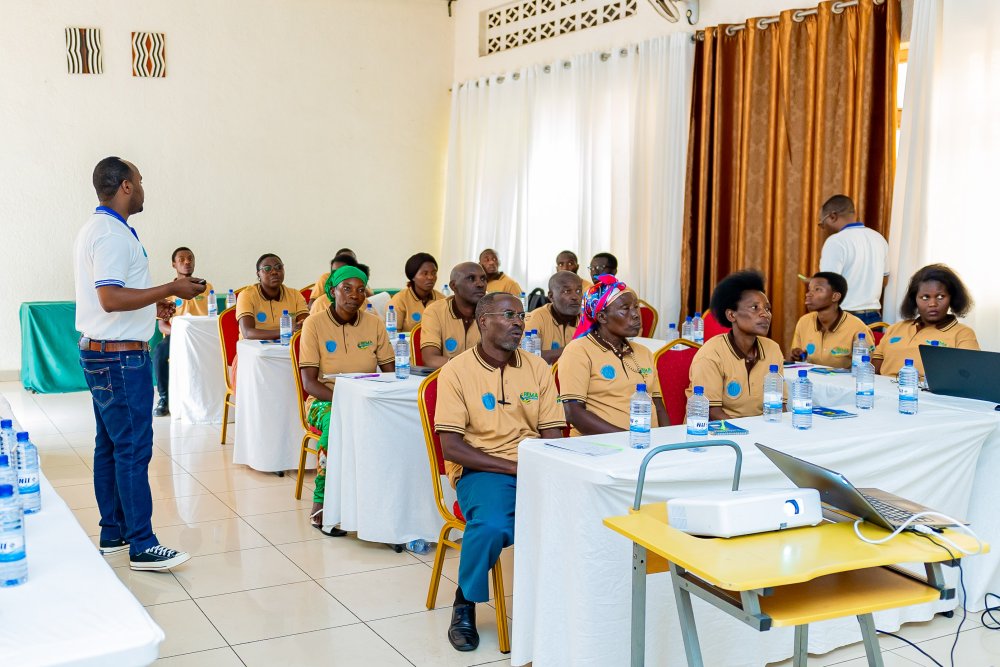 Farmers also followed the presentation of research findings.