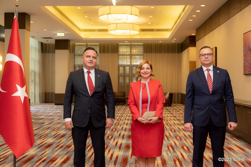At the entrance, the Ambassador and his Second Secretary warmly greeted all attendees. 