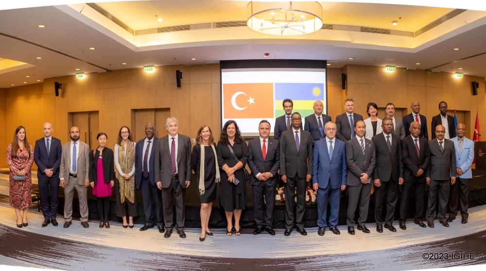 Diplomats accredited to Rwanda and representatives of the Government of Rwandan in a photo of souvenir at the celebration of 100th anniversary of Republic Day. 