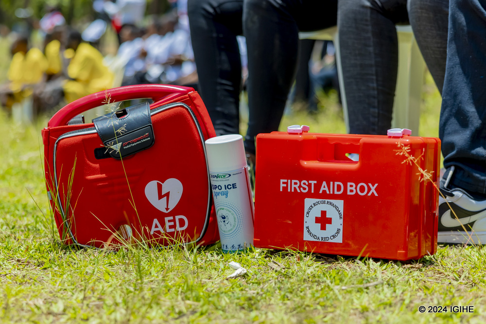 The general public is urged to own first aid kit for immediate asisstance. 