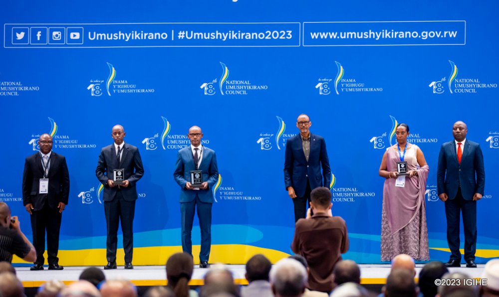 President Kagame in a group photo with mayors leading districts that topped in performance contracts. 