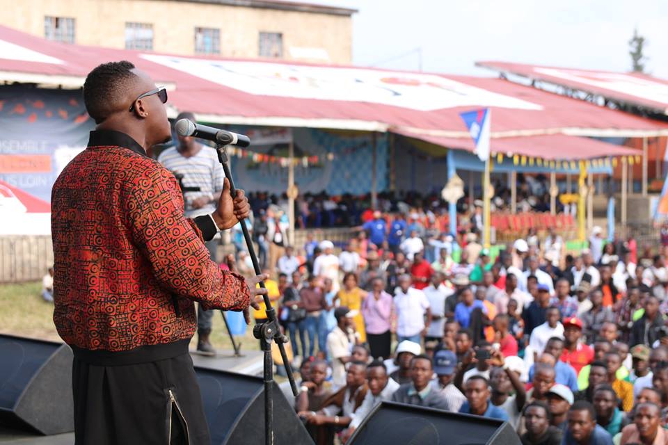Mani Martin entertaining the crowd at Amani Festival.