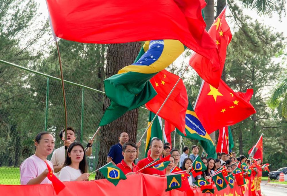 Representatives of overseas Chinese, Chinese institutions and students wave the national flags of China and Brazil on the roadside, congratulating Chinese President Xi Jinping on the complete success of his visit, while Xi's motorcade is on its way to the airport in Brasilia, Brazil, Nov. 21, 2024. Xi left Brasilia on Thursday after attending the 19th G20 Leaders' Summit and paying a state visit to Brazil. (Xinhua/Wang Tiancong)