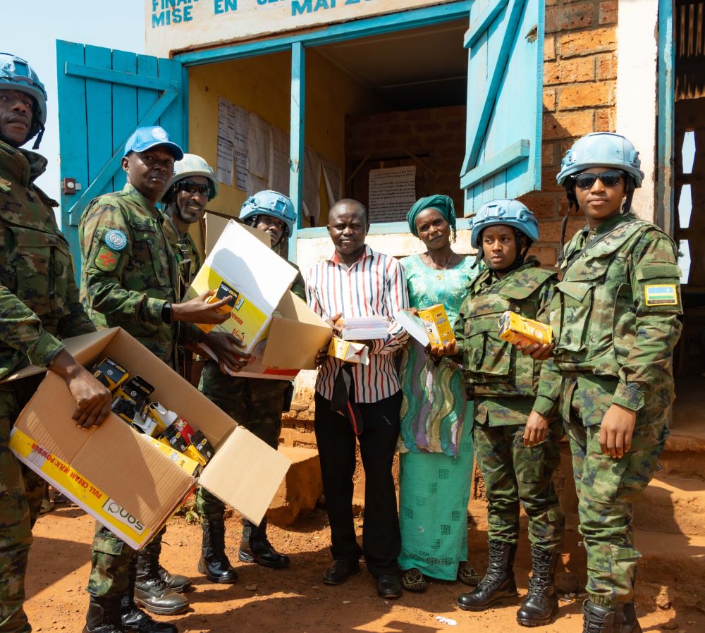 Rwandan peacekeepers in CAR have donated educational materials to students.