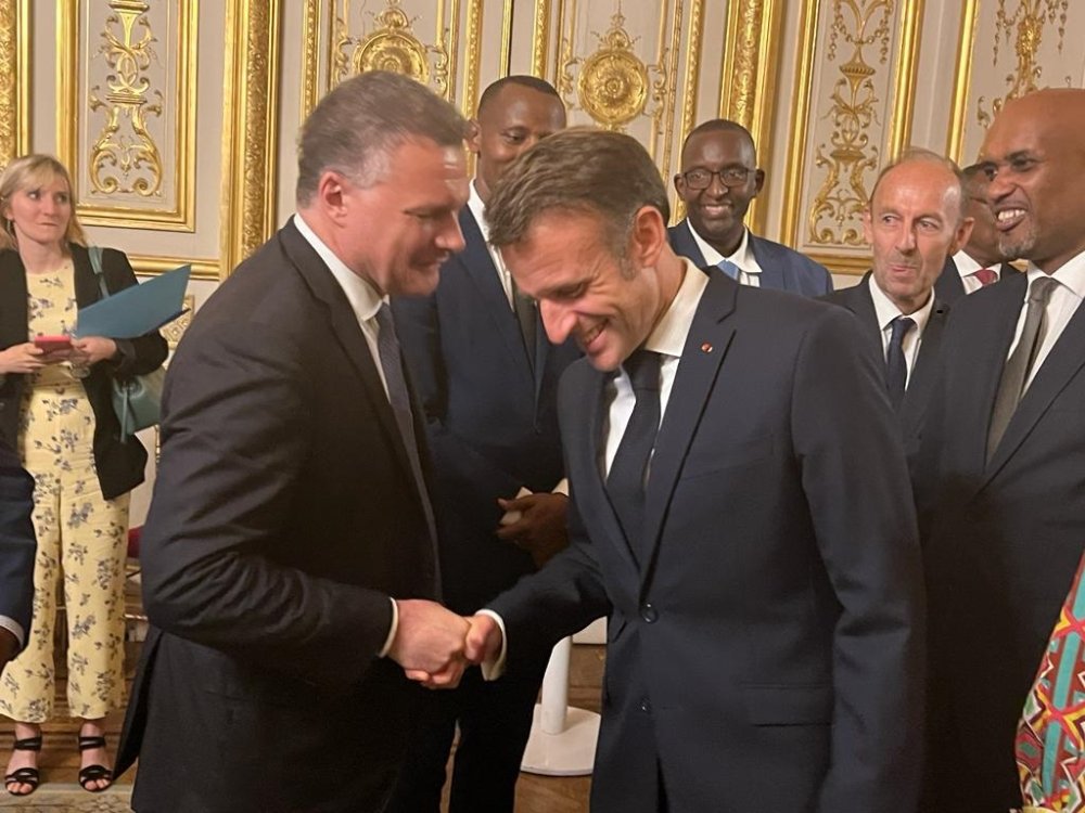 President Macron greeting French Ambassador to Rwanda, Antoine Anfré, who was along with the Minister of Justice, Dr. Emmanuel Ugirashebuja and Prof. Vincent Duclert who released the report pointing out France's responsibility in Genocide against the Tutsi. 